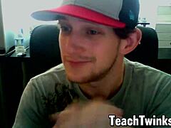 בחורים גיי מצצים זינים ענקים בתשוקה וזיינים חזק ב-POV טווינק מקועקע עם זרע