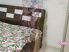 komal khēt mēṁ mūt rahī thī ki mālik nē chupkē sē ākar baiṭh kar ghar lē gayē