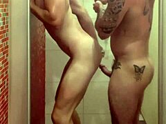 אחרי אימון מזיע בחדר הכושר, כלום לא טוב מזיון במקלחות החמות עם בודיבילדר מקועקע