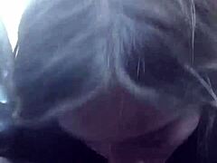 Lesbická najlepšia priateľka plive a dáví sa na koku vonku! Aká divoká verejná dominancia!