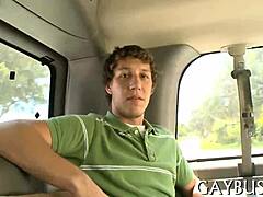 Интензивно гей колега порно действие развихрено в това горещо видео