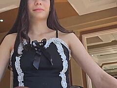 Latina dienstmeid neukt eigenaar