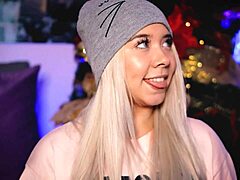 Söt colombiansk collegeflicka strippas online för snabba pengar