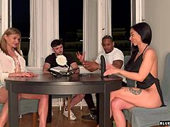 요, 친구들과 보드게임하다가 야생 그룹섹스로 변해! 😜