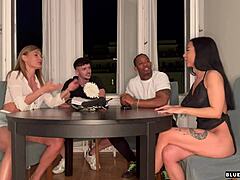 요, 친구들과 보드게임하다가 야생 그룹섹스로 변해! 😜