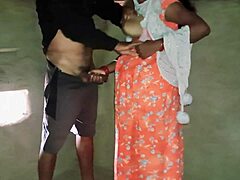 孟加拉性感女孩用气球性玩具在乡村视频中进行肛交和口交