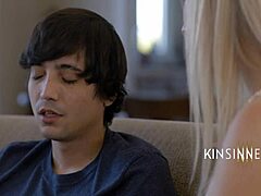 Okay, anak tiri, kongkek perempuan itu kuat! Rasa tetek aku semasa kau buat 😉 arahan MILF penuh nafsu