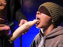 Dühös mégis boldog, ahogy mostohatestvérem bekötött szemmel arcba basz hatalmas fasszal.