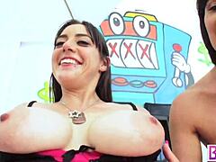 Threesome Ræv Knepping Økt Med Eva Karera Og Bella Nikole Black.