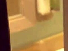 חורגת ובן מסיימים לשתף מיטה במלון אחרי תאונה