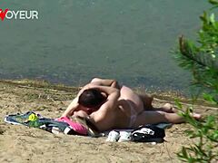 Stoute jonge volwassene Pawg neukt vriendje buiten op strand terwijl voyeurs kijken?