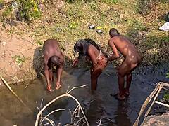 E aí, garota 18+ da vila, por que deixa dois estranhos te foderem no rio com pau preto grande rapidinho?