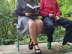 La matrigna nota il mio cazzo vicino e la cougar prende un enorme carico di sborra sulla pancia!