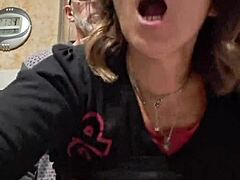 Teresa, esta MILF puta con culo grande y tatuajes, chupa y monta a su amante tan bien 😈🍑