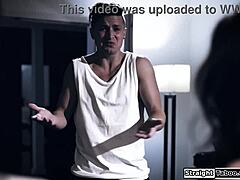 Stiefzoon eist beide stiefmoeders te neuken in wilde groep sessie met deepthroat en orale actie