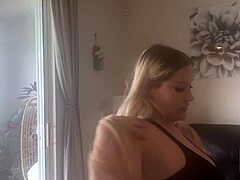 Mostohaanya hatalmas természetes cicikkel, miért csinálsz jógát meztelenül velem?