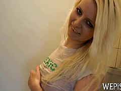 Cewek manis bersaing dalam kontes hisap blowjob hardcore dengan aksi oral sex pissing POV