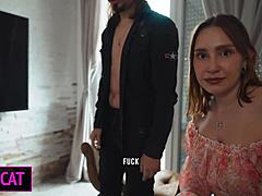 الابن غير الشقيق ينضم إلى الأم غير الشقيقة وزوجها الجديد في السرير لسكس جماعي مع قذف داخلي مع الشقراء