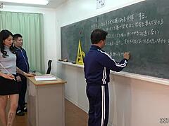 ครูสาวญี่ปุ่นแนะนำนักเรียนสองคนในเซสชั่นสอนพิเศษอย่างเอ็นดู