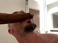 सिसीबॉय बड़े ब्लैक लंड से डीपथ्रोट एक्शन क्रेव करता है