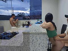 Bătrânul cuckold privește cum soția lui este futută fără prezervativ în bucătărie. Ea geme în timpul cunnilingusului murdar până la orgasm în timp ce el spală vasele.