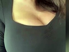 継母が私に大きなミルキーなおっぱいを披露