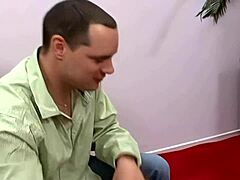 MILF rubia en medias toma polla monstruosa a perrito como puta. Mamá hentai gime por dedeo anal y tetas grandes rebotando.