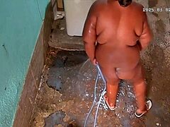 Cámara oculta pilla a madrastra bañándose y exhibiéndose!