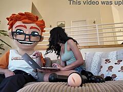 검은 머리 라티나 할리 헤이즈가 장난감으로 자위해. 그녀가 괴물 자지 도기스타일과 카우걸로 핸드잡 정액 받아