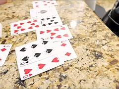 Kipróbáltad már a sztriptízer pókert szexi mostohaanyával mint Coco Vandi? 1. rész.