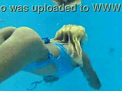 Scharfe MILF Emily Ross zieht Bikini unter Wasser aus! Geiler saftiger Arsch und kleine Titten entblößt für Gay-Spaß!