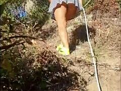 Styvmamma Tar Av Trosor För Att Förföra Styvson På Strandvandring, Sedan Suger Hans Kuk Utomhus.