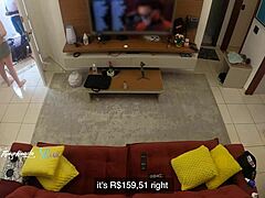 MILF لاتينية ساخنة Thay Ksada تعرض صدر كبير لصبي توصيل لمص POV على أريكة غرفة المعيشة