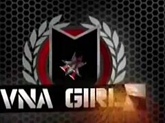 August James pokazuje duże wargi sromowe i łechtaczkę w lesbijskim cunilingusie