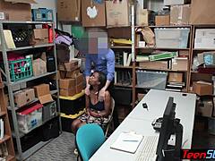 Ebony-tyttö varkas isoilla tisseillä naidaa poliisia