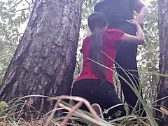 Encontramos refugio bajo un árbol durante la lluvia y terminamos intimando para calentarnos en el bosque. Fue una aventura lesbiana salvaje en la naturaleza.
