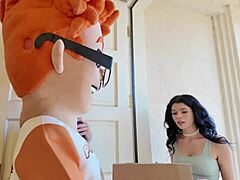 黒髪ラティーナ・ハーレー・ヘイズがオモチャでオナニー。巨大チンポバックとカウガールでハンドジョブ中出し。