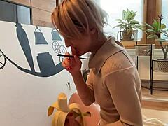 Mă simt inspirată pictând arta mea de studio cu toate emoțiile astea curgând prin mine acum.