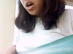 Guru Matthan Salomon dan pelajar Kaye Andrea Noval berhubung di Ormoc City.