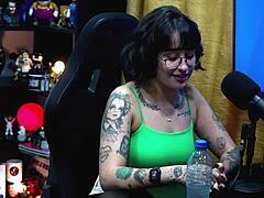 היי מרטינה אוליברה, תיקחי שני ריאיס או את המתנה המסתורית הזו? היא מצ'טטת בריאיון ציבורי בחוץ לקסטינג לטינית בפעם הראשונה.