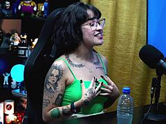 Hei Martina Olivera, Mau Ambil Dua Reais Atau Hadiah Misterius Ini? Dia Ngobrol Di Wawancara Outdoor Publik Buat Casting Latina Pertama Kali.