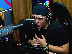 Hei Martina Olivera, Mau Ambil Dua Reais Atau Hadiah Misterius Ini? Dia Ngobrol Di Wawancara Outdoor Publik Buat Casting Latina Pertama Kali.