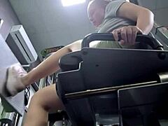 체육관에서 젊은 여자가 격렬하게 스쿼트해!