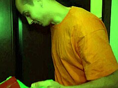 Botanický kurýr náhodně připojí hubenou brunetku do čtyřky s cum v puse a cowgirl akcí 😲