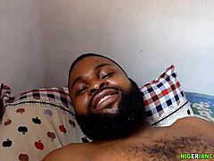 إعطاء تدليك مهدئ للقضيب الأسود الكبير في المنزل