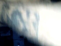 Le mando dedos mientras me chupa la pija con tatuajes.