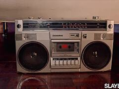 V tejto divokej scéne neuveriteľne horúce baleríny sa ponoria do päťdievočej orgie s rimjobmi, facesittingom a lízaním