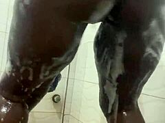 سارة جيسي المدهونة تنشر كسها المبلل المطعوم للحشو القاسي العميق والقذف