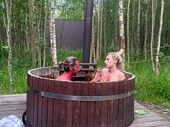 よ、この可愛い細身ブロンドと風呂でアウトドアセックスは最高