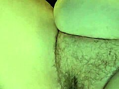 Veliki dildo rasteže veliku pičku u maledom kreampaj sesiji sa MILF igračkama i spermom